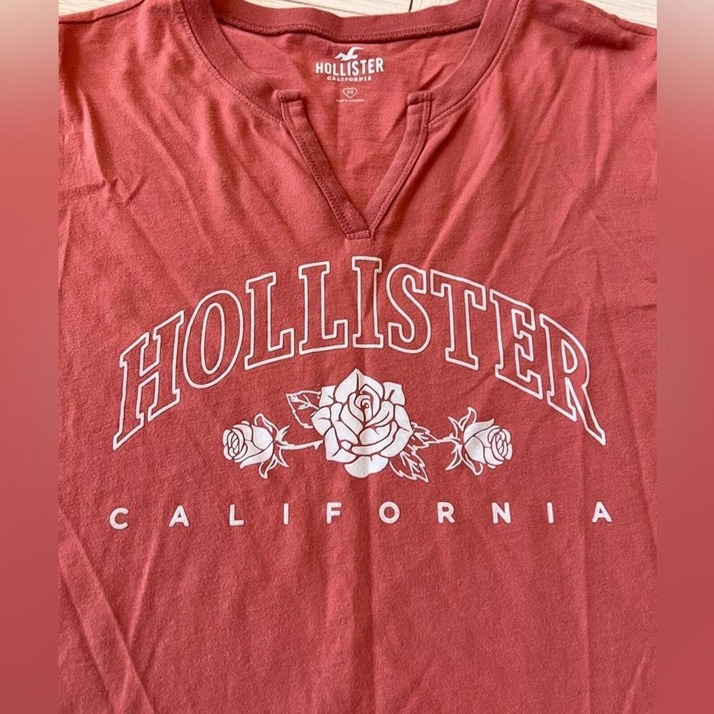 Hollister California 100% cotton long sleeve cropped top. Clay red color. Sz M